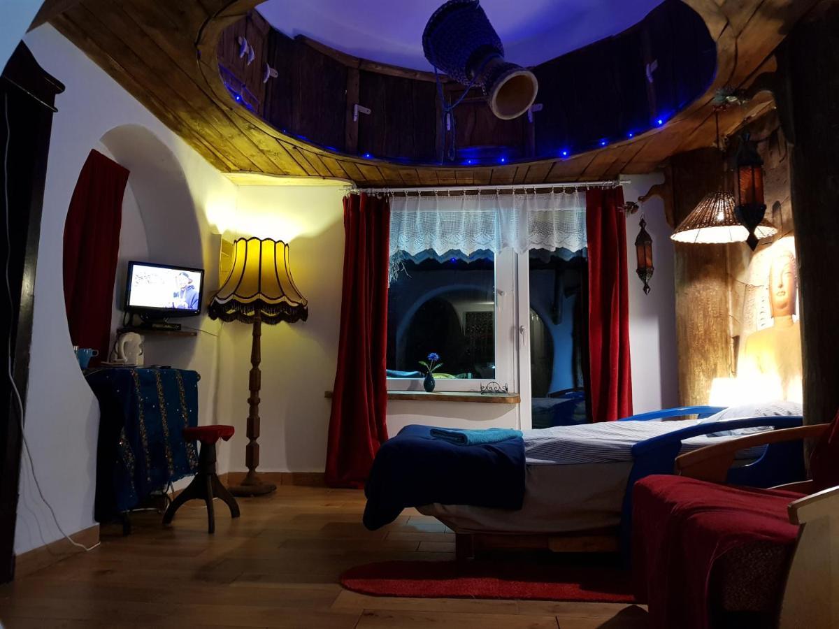Szalupa Airport Hostel