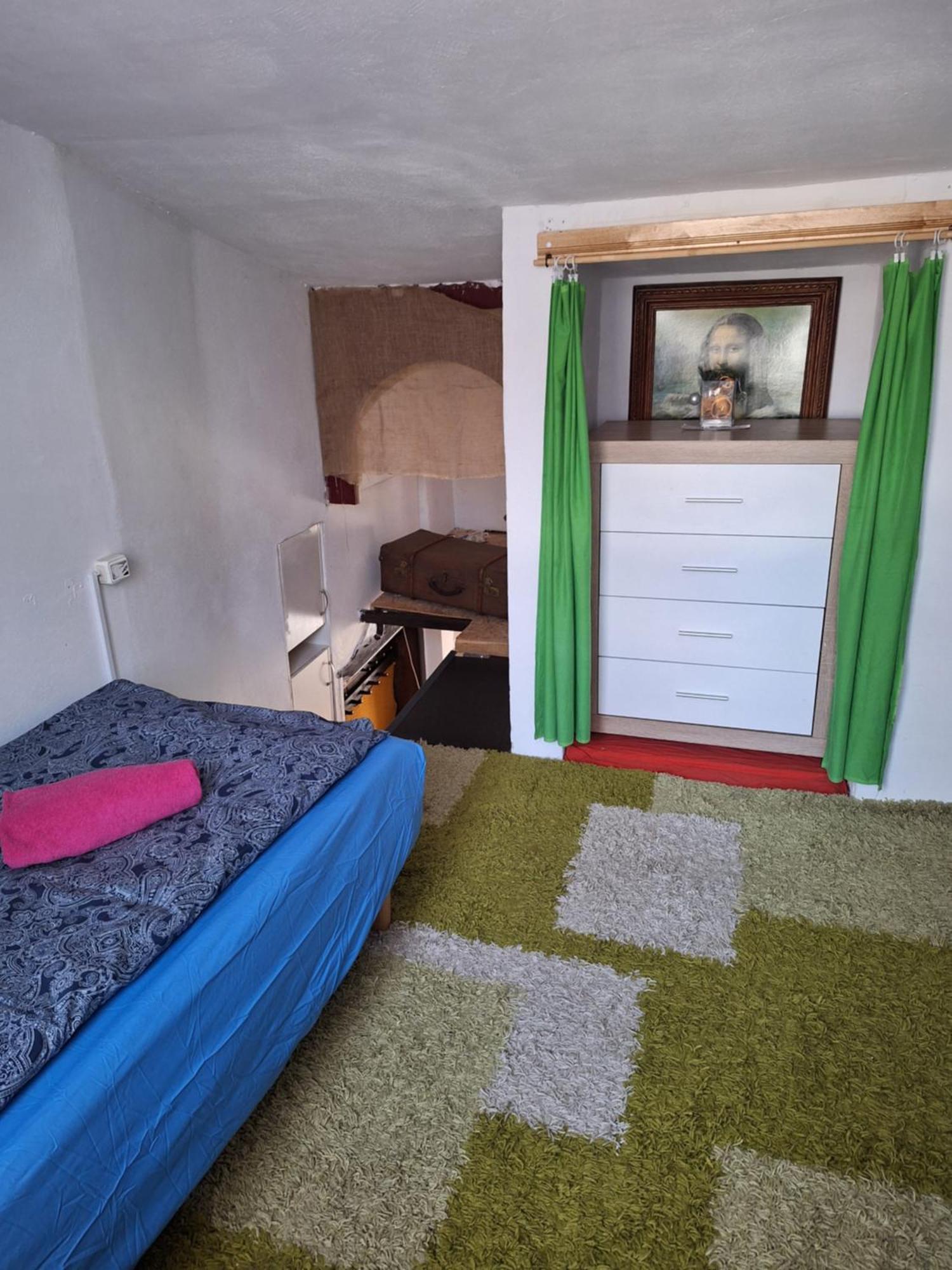 Hostel Szalupa Airport