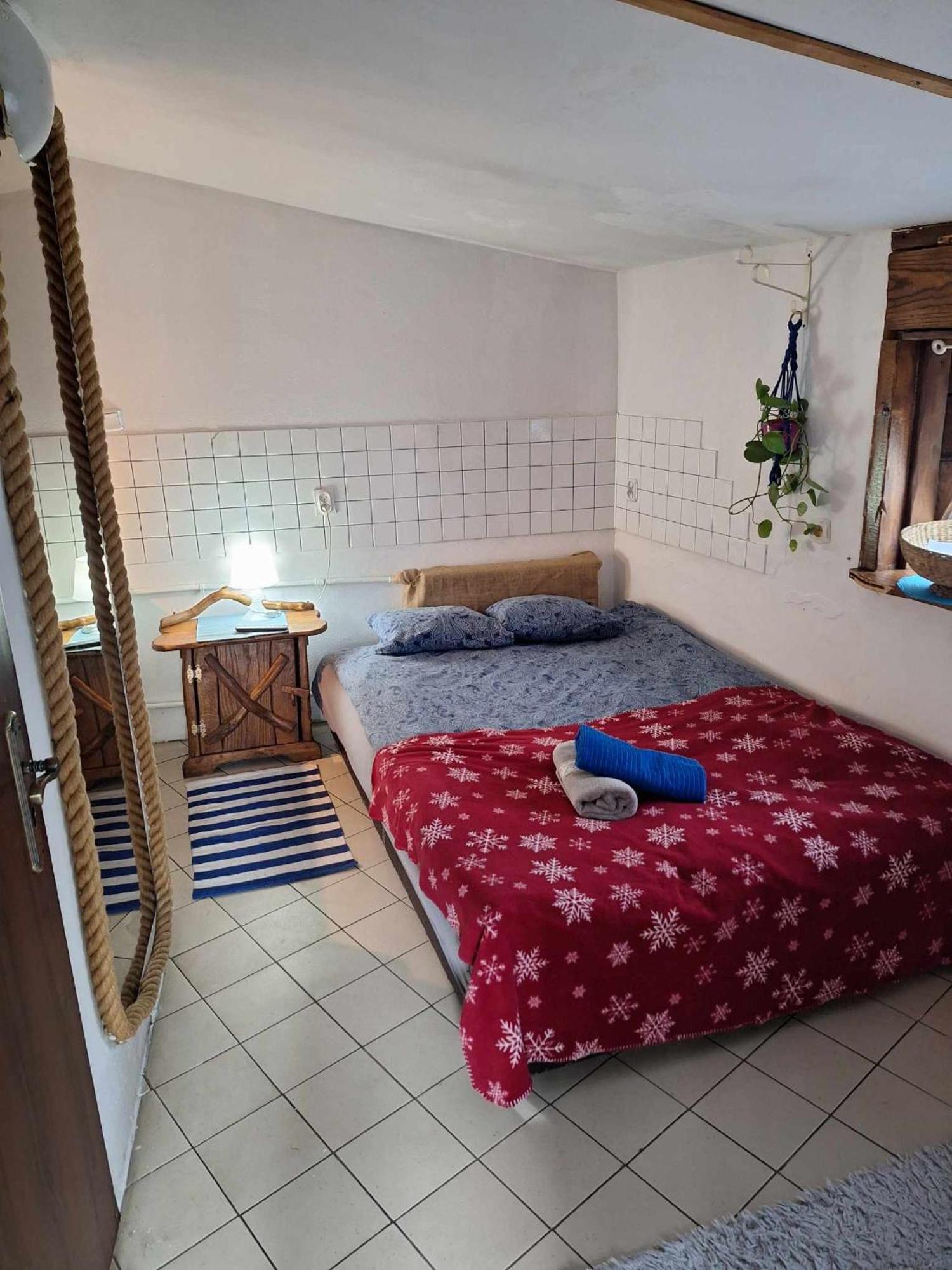 Szalupa Airport Hostel